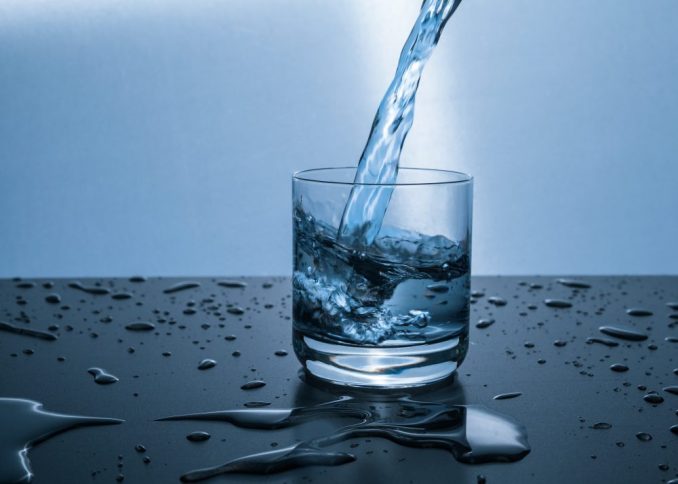 Naučnici razbijaju mit o potrebnih osam čaša vode dnevno