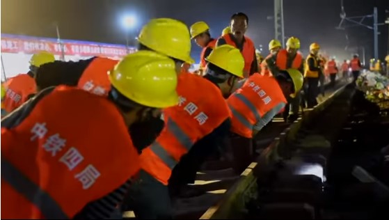 VIDEO: Kinezi za devet sati izgradili željezničku stanicu