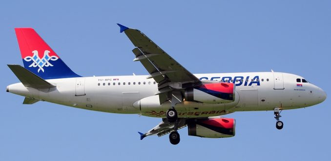Korak ka low-costu: Air Serbia ukinula besplatno piće i obrok na svojim letovima