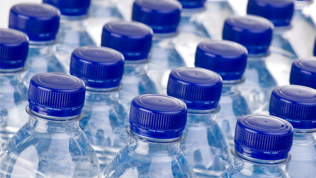 Uznemirujuće otkriće u flaširanoj vodi: Pronađena plastika u svakoj od 250 boca različitih brendova