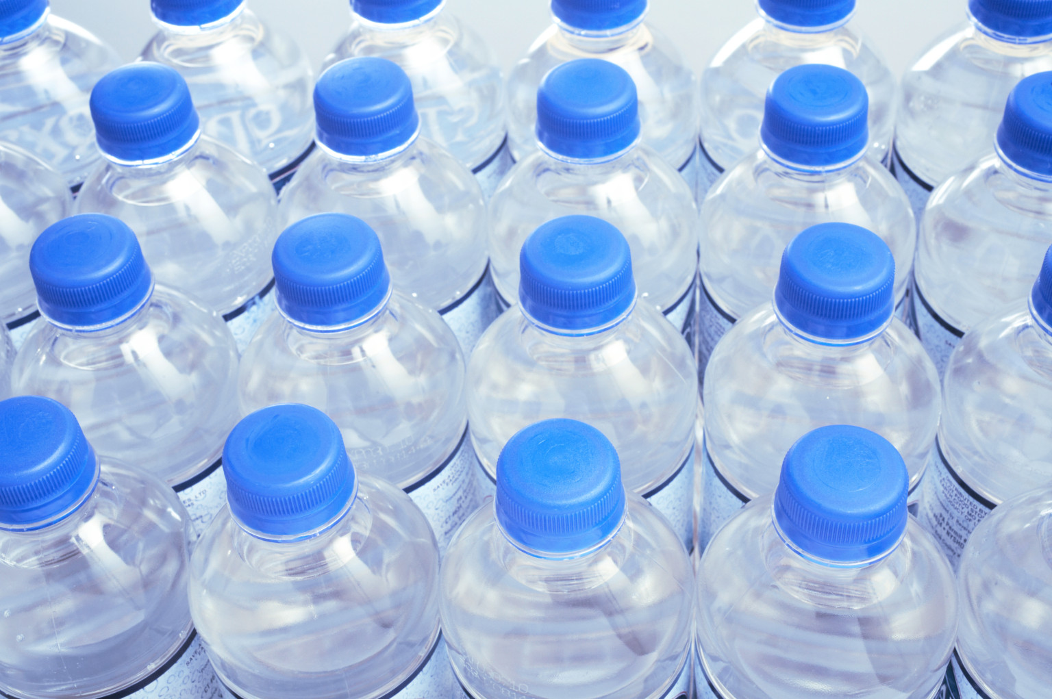 WHO istražuje slučajeve plastike u flaširanoj vodi