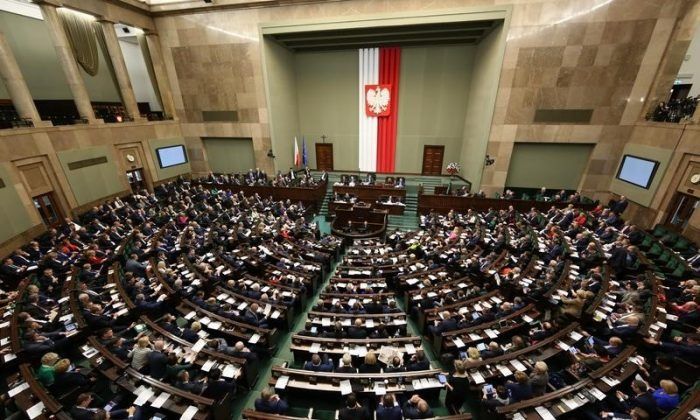 Poslanici u Poljskoj smanjili sebi plate nakon javnih kritika