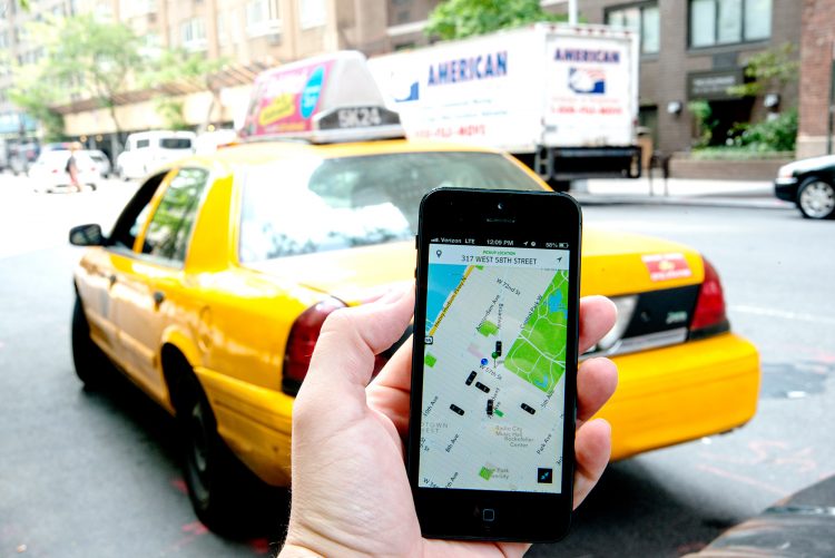 Internet ugrozio i tradicionalni taksi biznis: Pobuna protiv Ubera i Car:go-a