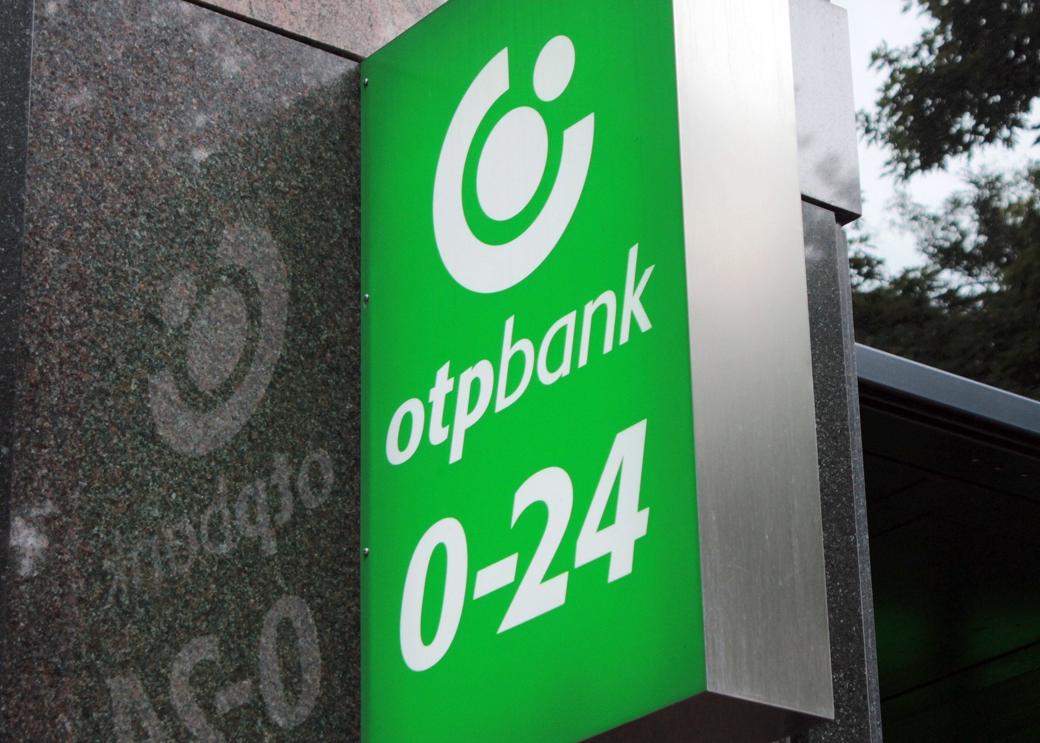 OTP bez komentara o spajanju CKB-a i Societe Generale banke