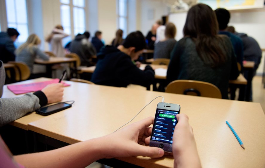 Francuska zabranila upotrebu mobilnih telefona u školama