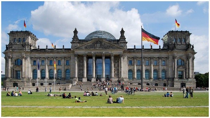 Njemačka želi da zatvori sve osim škola i vrtića?