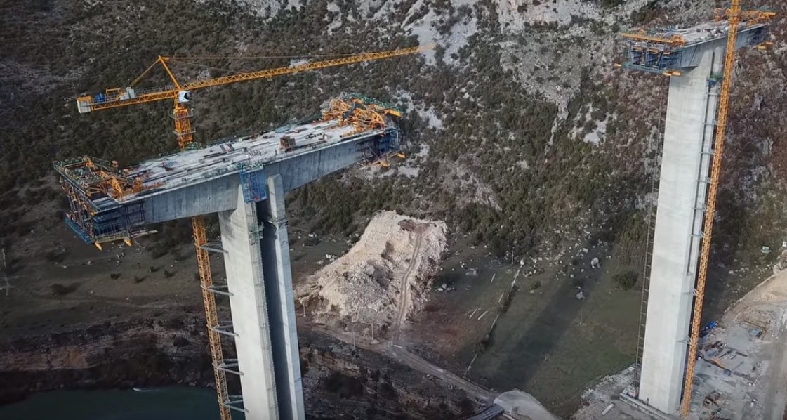 [VIDEO] Gradnja Moračice: Izliveno skoro 300 metara kolovozne konstrukcije