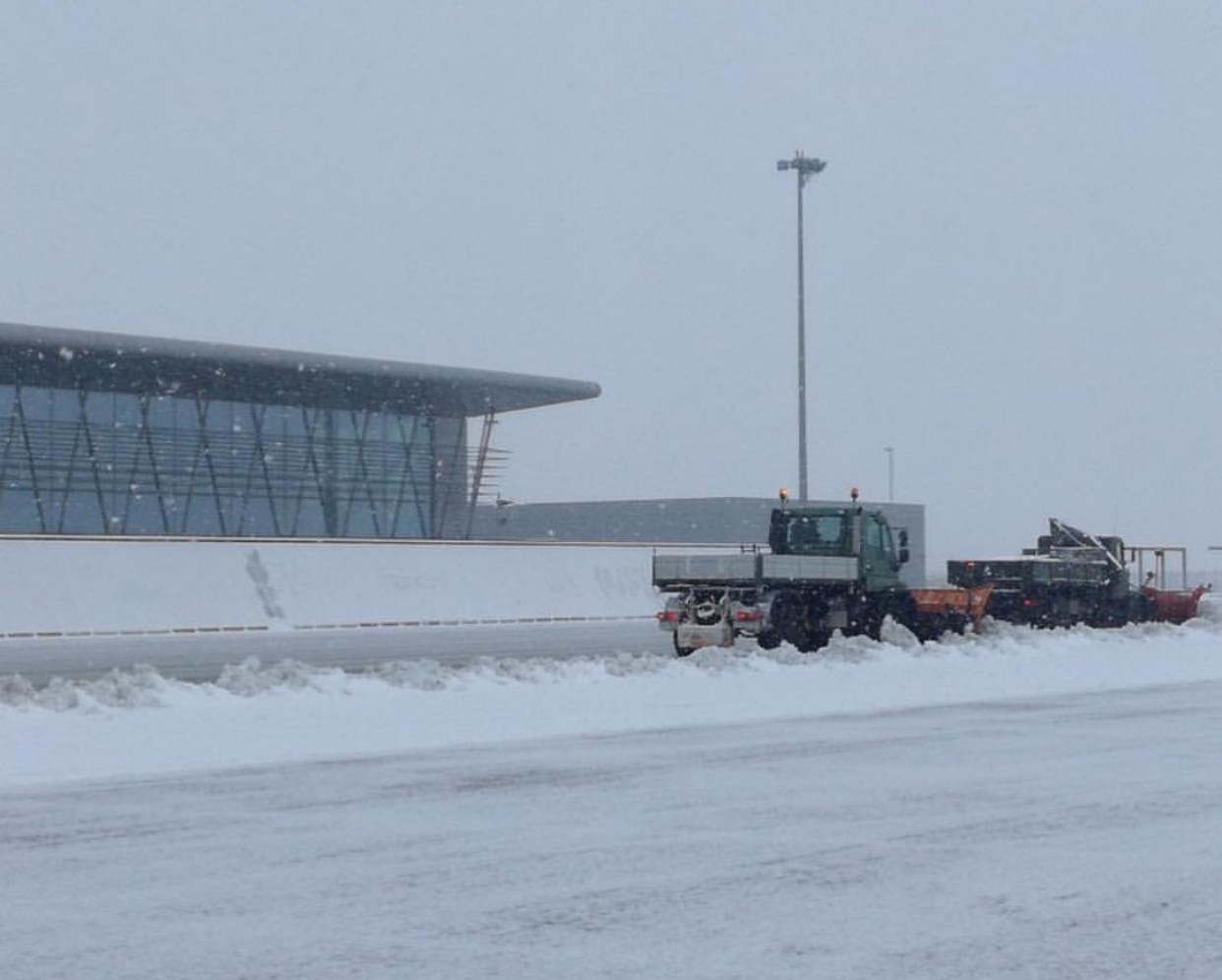 Opet vanredno na podgoričkom aerodromu: Let iz Stokholma zbog snijega preusmjeren u Zadar