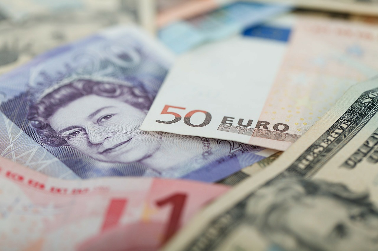 Funta i euro jačaju, dolar u padu