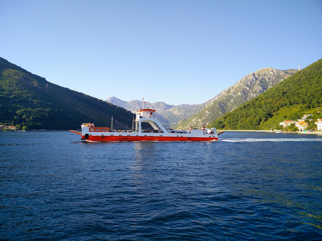 Prevoz trajektom Kamenari – Lepetane tri mjeseca radi bez potpisanog ugovora