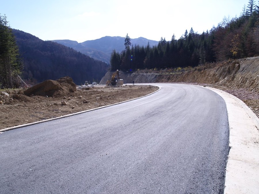 Posao vrijedan skoro 400.000 eura: Nikšićka firma gradi potporni zid na putu između dva skijališta u Kolašinu