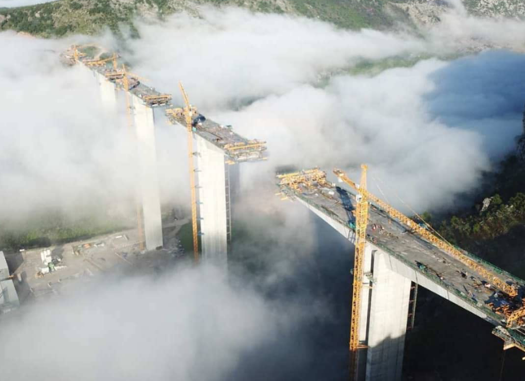 Vožnja kroz oblake: Nove fotografije mosta Moračica izgledaju nestvarno