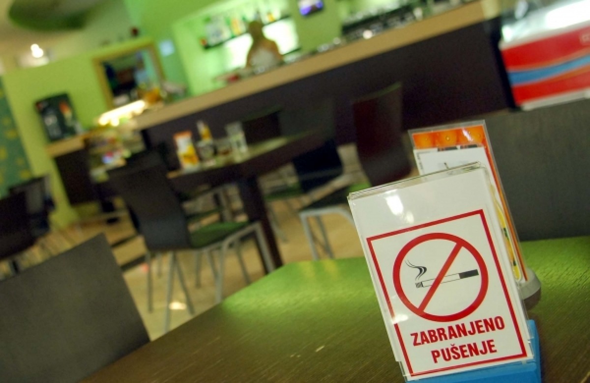 Ugostiteljima treba barem dvije godine da se prilagode zabrani pušenja u zatvorenim prostorijama