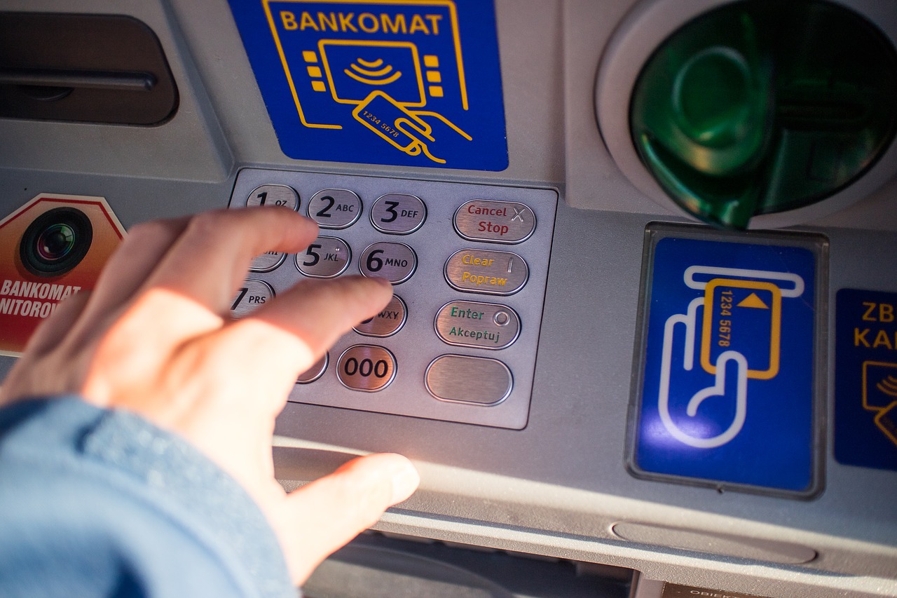 Kako je nastao bankomat: Zanimljive činjenice o mašinama koje su postale dio naše svakodnevice