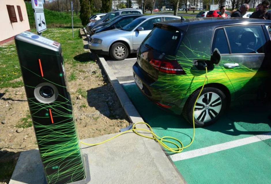 Tivat dobio prvi javni punjač za električne automobile: Besplatno punjenje ali ne i parking