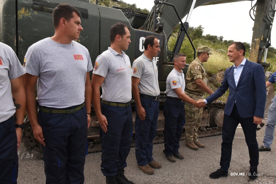 Vojnici kao građevinari: Popravili 180 kilometara puteva širom Crne Gore
