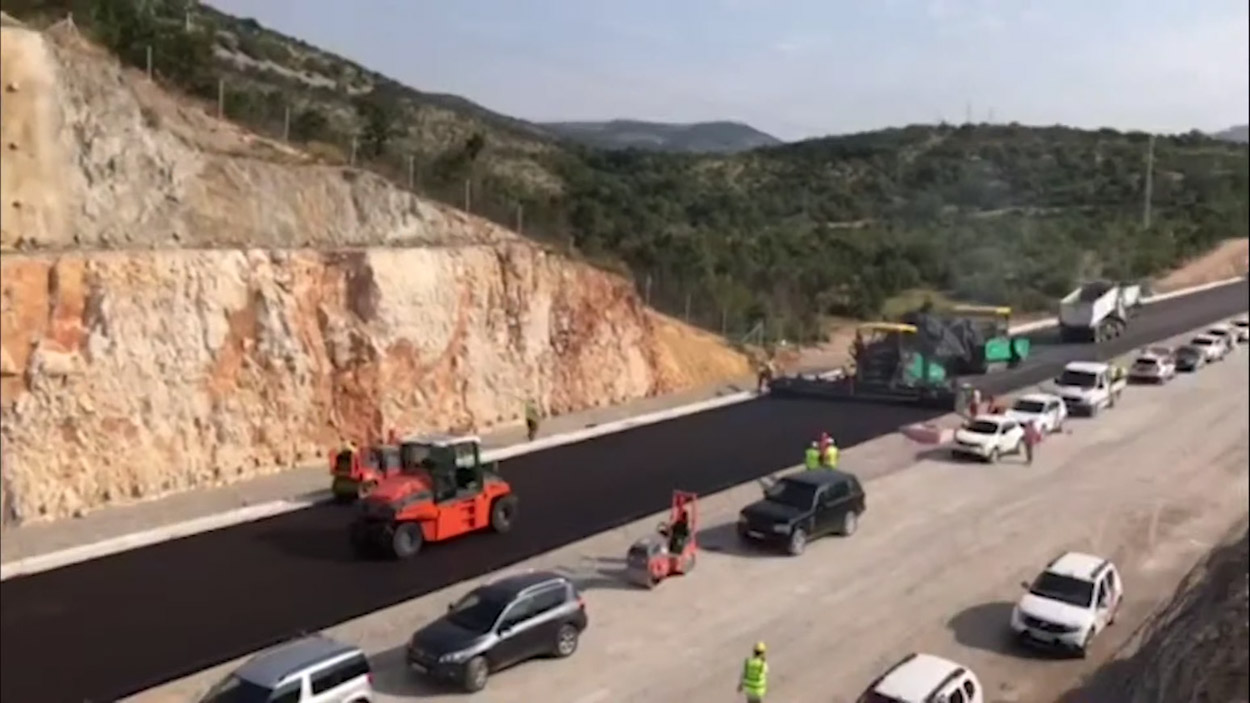 Prvih 500 metara auto-puta pod asfaltom: Ugrađena tri sloja od 950 tona