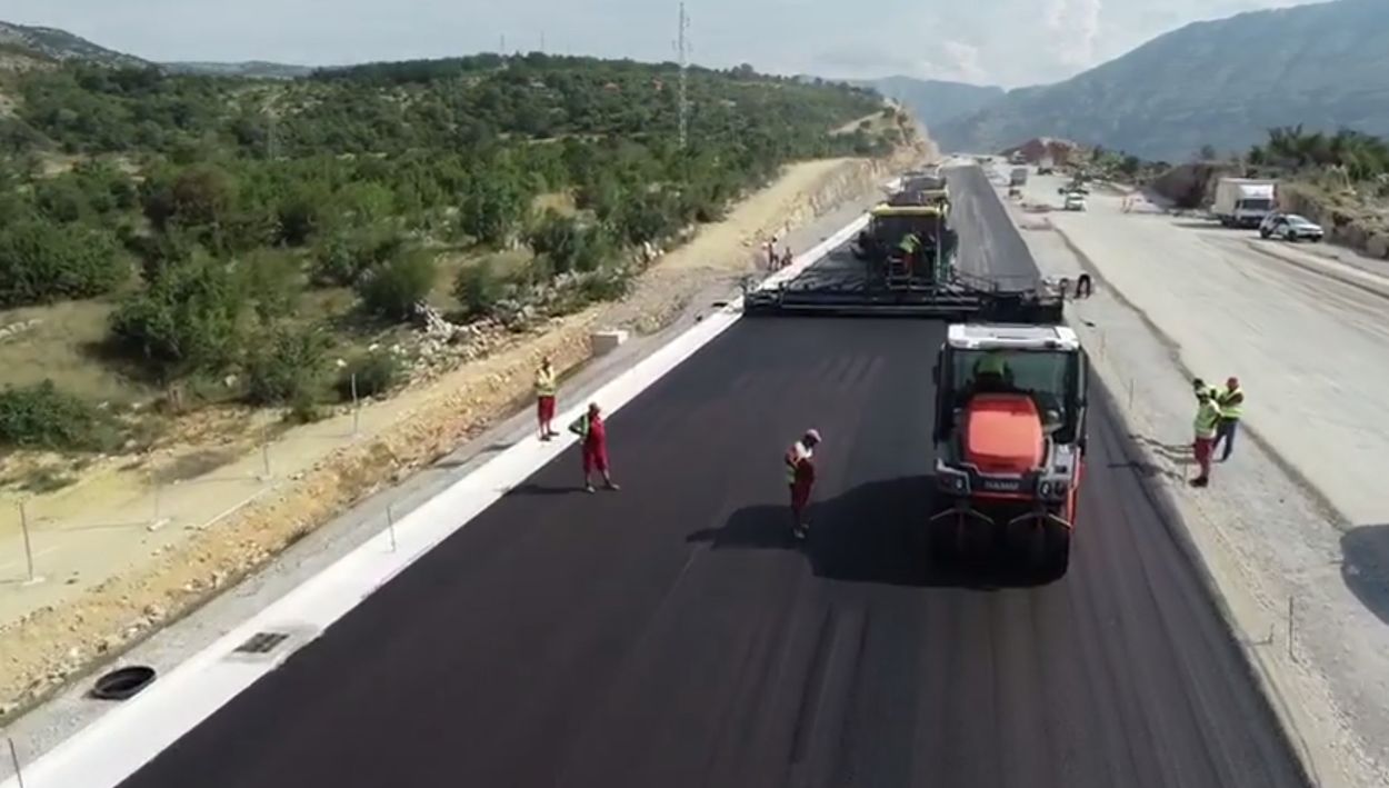 Nakon četiri godine radova: Postavljeni prvi metri asfalta na auto-putu Smokovac – Mateševo