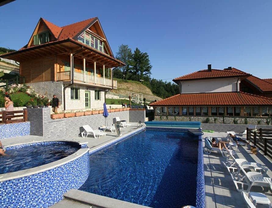 U malom selu Ivanici u BiH niču vile, planira se izgradnja luksuznog turističkog naselja “Carski do”