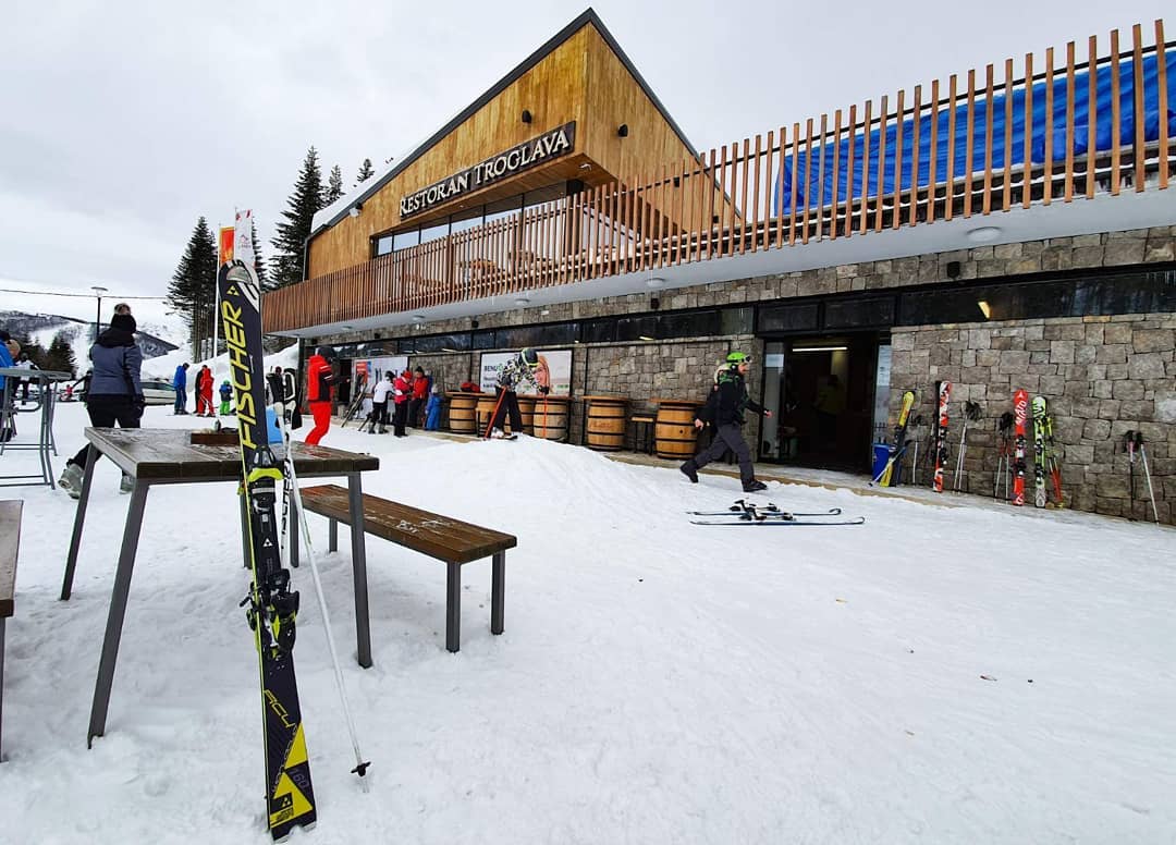 Uživanje na dva povezana kolašinska skijališta koštaće 25 eura dnevno