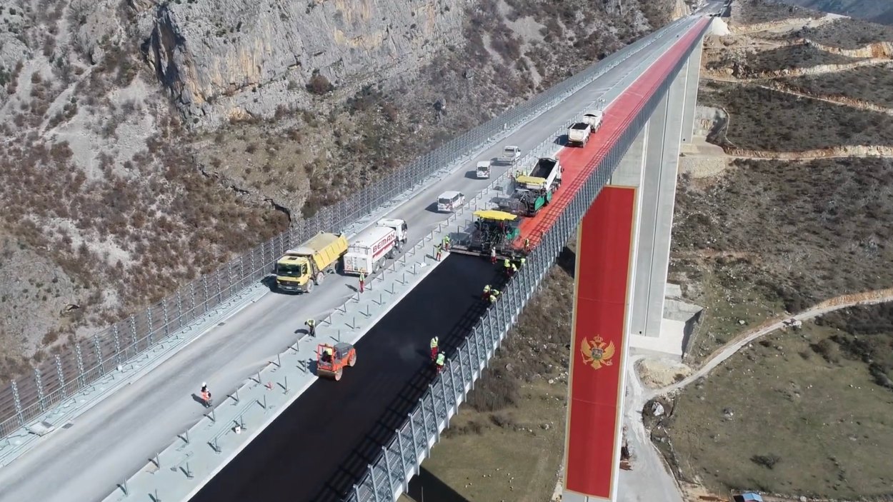 Počelo asfaltiranje mosta “Moračica”: Intenzivni radovi na 160 metara visine