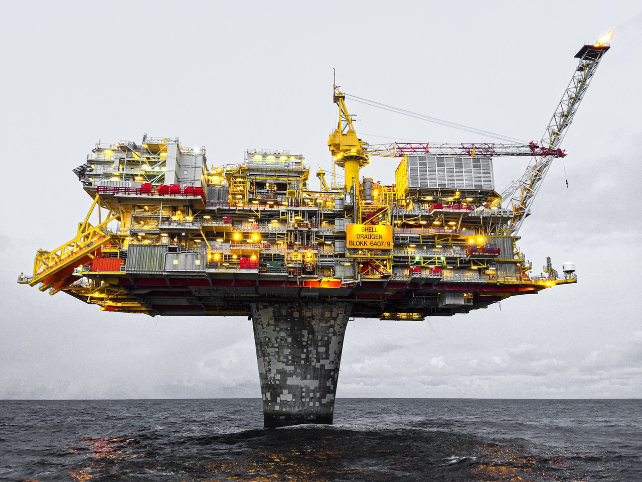 Naftni divovi u 2023. ostvarili niži profit za oko 30 milijardi dolara
