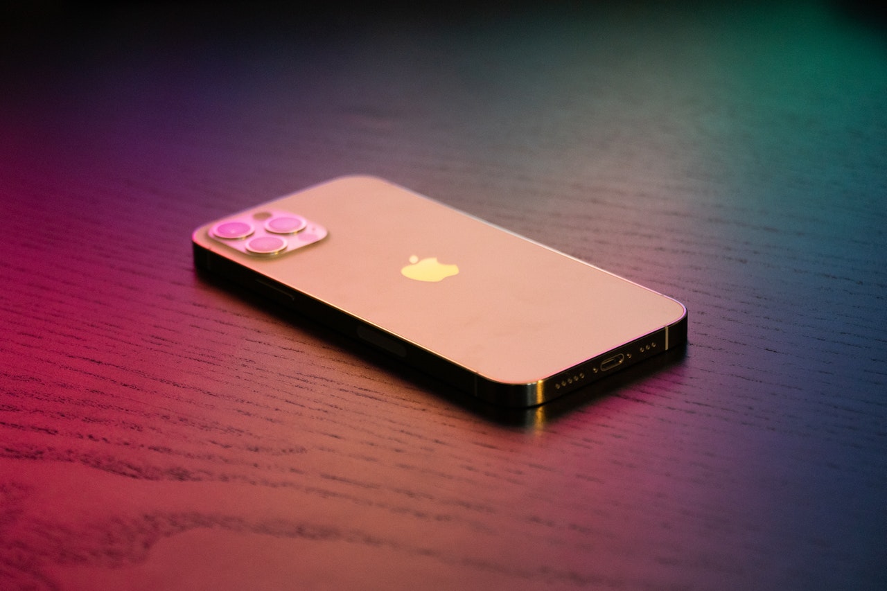Apple kažnjen zbog prodaje iPhonea bez punjača