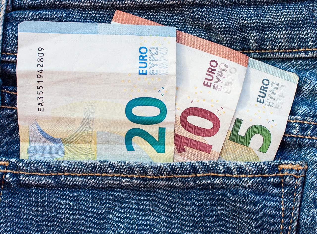 Banke pune novca: Građani za godinu povećali štednju za čak 188 miliona eura