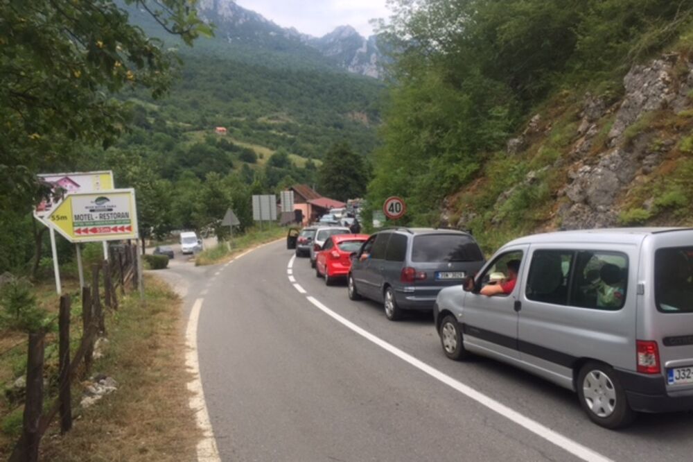 Kolaps na Šćepan Polju: Kilometarske kolone na ulazu u Crnu Goru, čeka se nekoliko sati