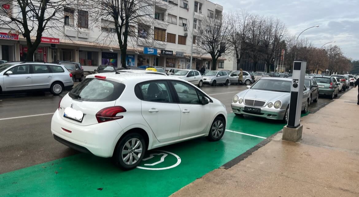 Neodgovornost vozača: Parking na punionici za električna vozila u Nikšiću