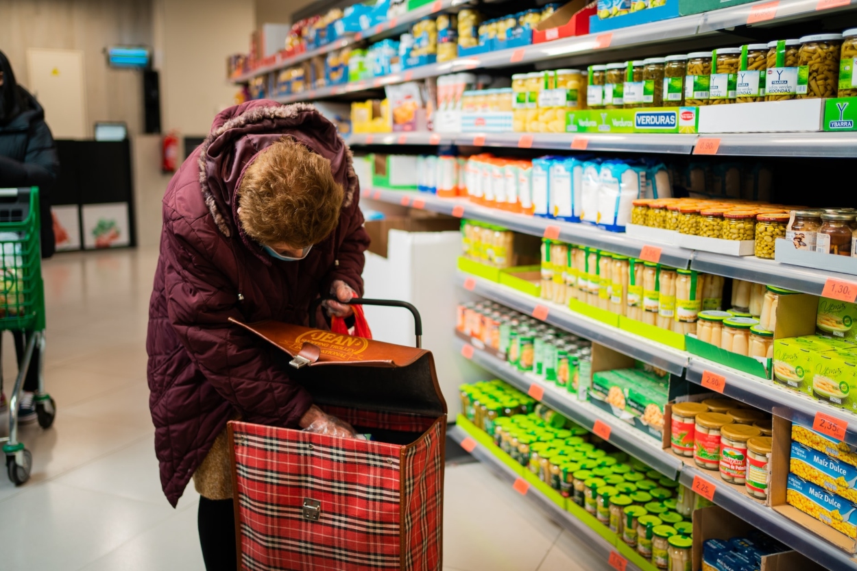 Šta je sve u potrošačkoj korpi: Donosimo listu 92 prehrambena artikla i njihovu količinu