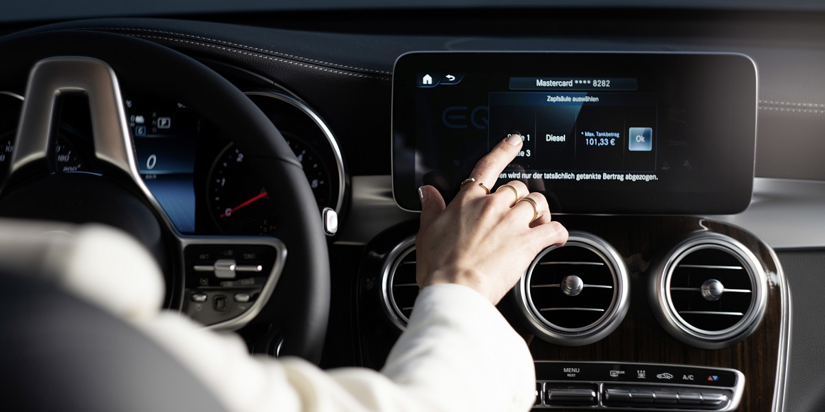 Mercedes i Mastercard u zajedničkoj akciji: Plaćanje goriva ili struje moguće iz auta, otiskom prsta