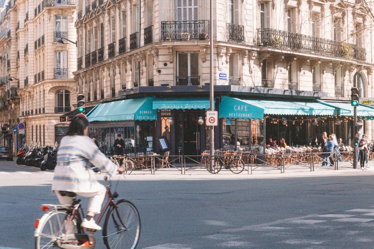 Pariz, Paris, bicikl, bicycle, street, restaurant, restoran, ulica, grad, driving, green