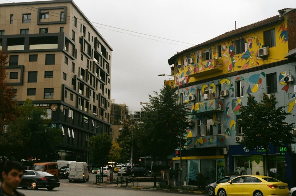 Tirana, Albanija, Albania building, zdrada, stanovi, stambeni blok, kvart, grad, city center, gradski trg