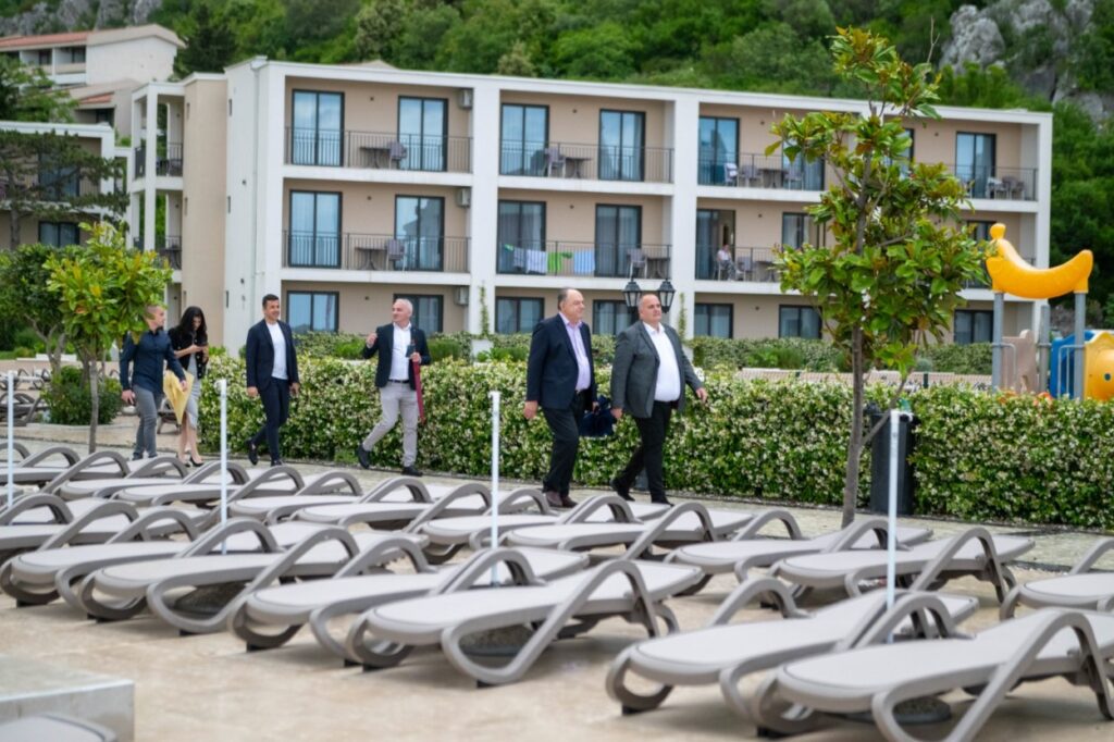 Pearl Beach Resort Čanj, Šajo Grupa