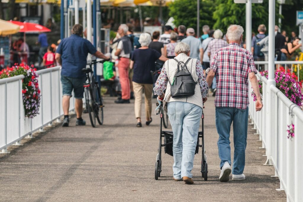 pensioners, retire, penzioneri, elderies, elderly, walking, people, old people, elderly couple