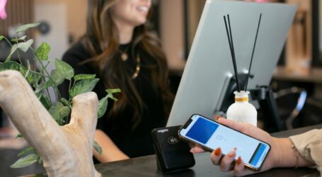 Zaboravite novčanik i kartice: Evo kako da plaćate mobilnim telefonom u Crnoj Gori i koje banke to omogućavaju