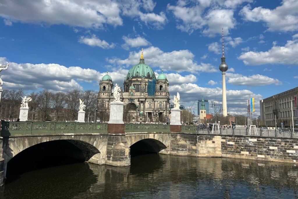 Berlin, Berlin Katedrala, Berlin Cathedral, Germany, Deutschland, Berliner Dom, Berliner Fernsehturm, Berlin Sehenswürdigkeiten, Berlin Stadtansicht, Spree Fluss Berlin, Berlin Zentrum, historische Architektur Berlin, Brücke in Berlin, Touristenattraktionen Berlin, Berlin Reisebild