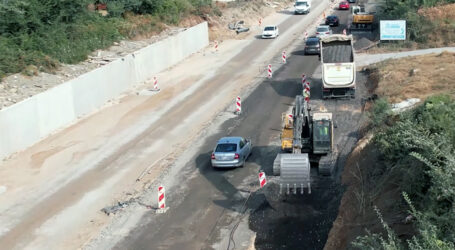 Kolone uz gradilište: Pogledajte snimak gradnje bulevara između Tivta i Jaza usred turističke sezone