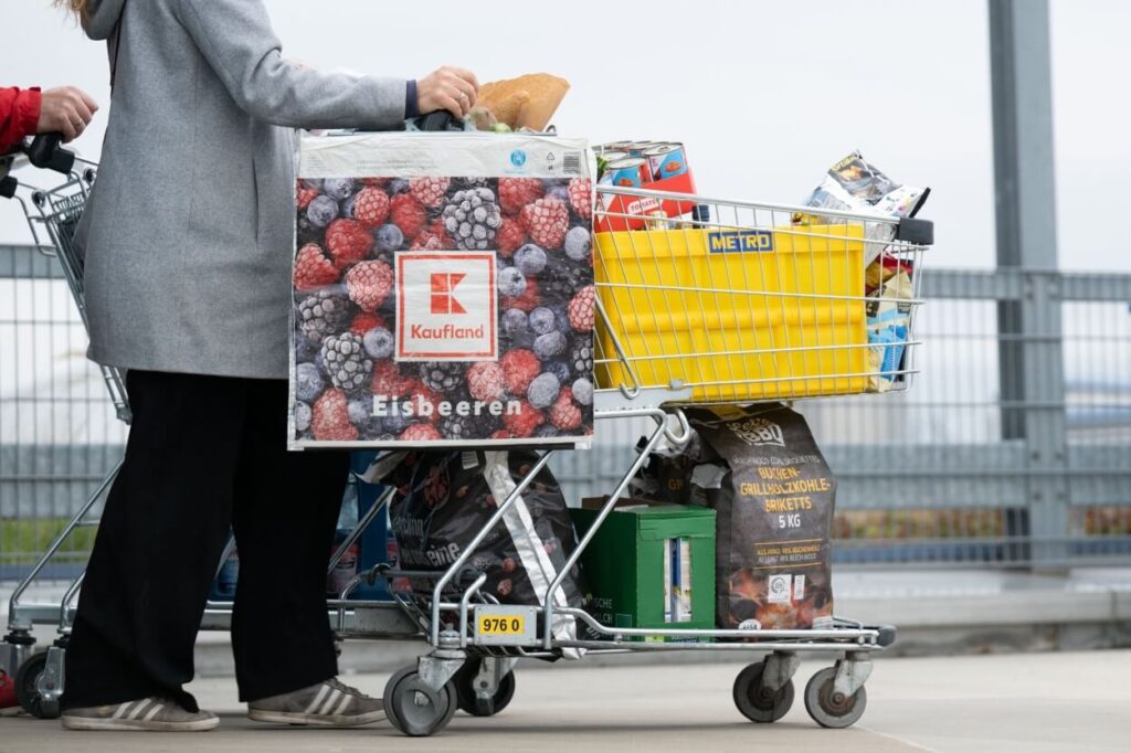 prodavnica, shopping, kupovina, supermarket, shopping cart, Kaufland, cijene, hrana, food, inflation, costs, prices, inflation