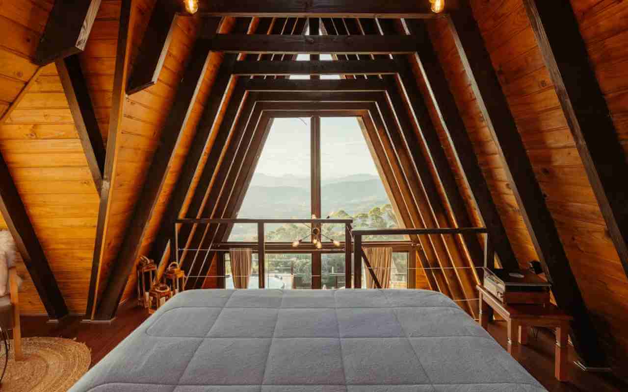 https://www.pexels.com/photo/wide-bed-in-a-luxury-wooden-cabin-with-a-scenic-mountain-view-17399353/
