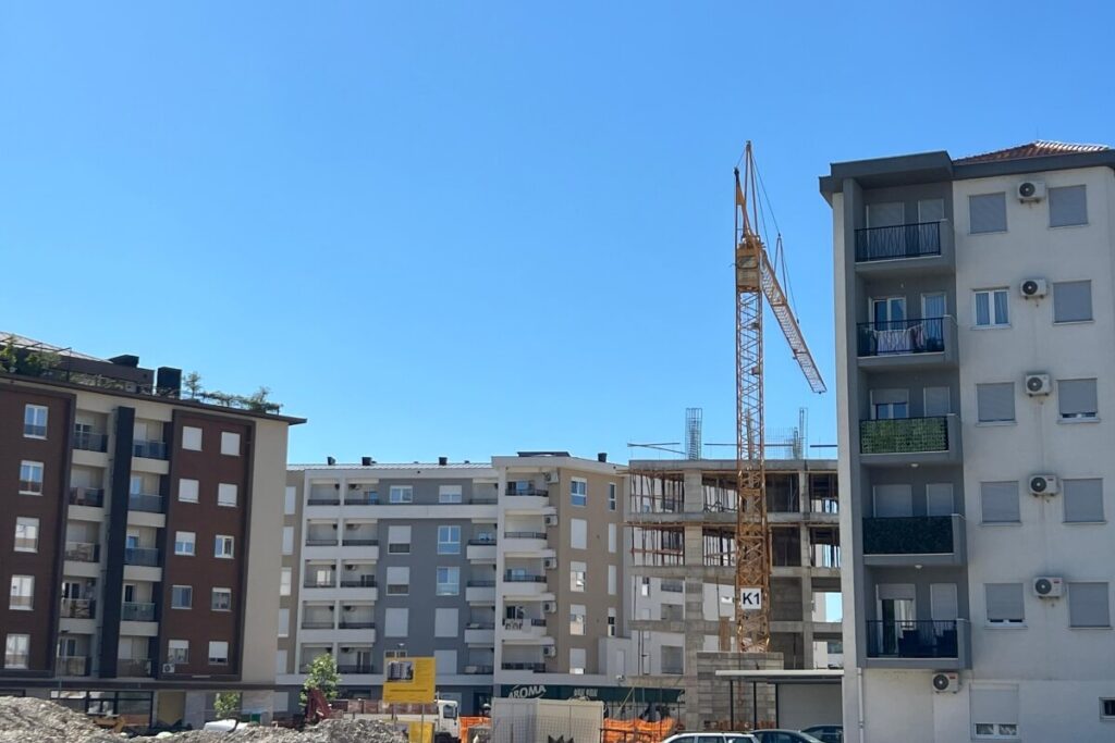 zgrada podgorica, stanovi, stambena zgrada, stambeni kvart, gradilište, kran, dizalica, construction, building, apartments, block