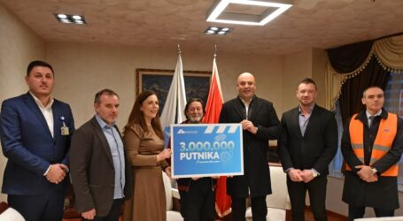 Uručena nagrada: Beograđanin tromilioniti putnik na crnogorskim aerodromima