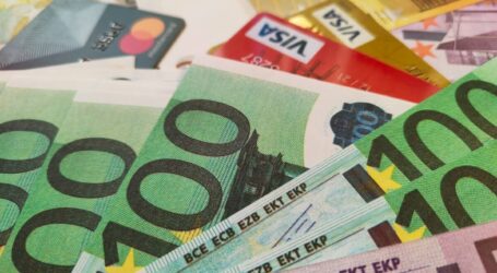 Tramp predlaže ograničenje kamata na kreditne kartice, banke protiv