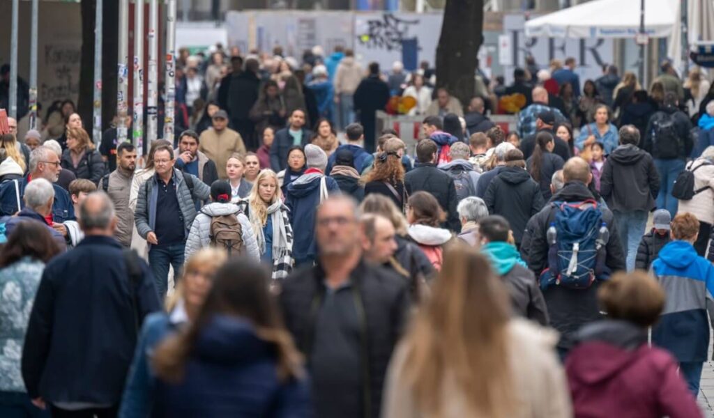 people, crowd, ljudi, city, streets, gužva